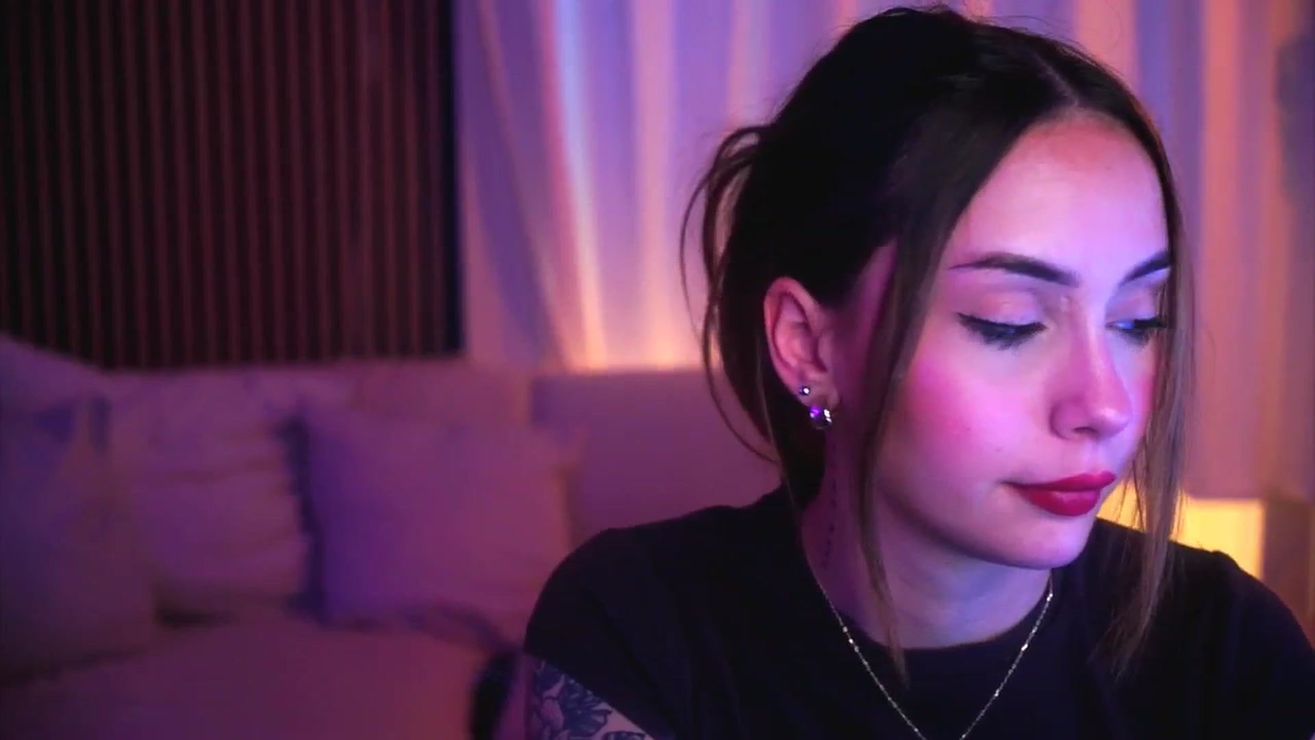 Gallery image thumbnail from Naomii18's myfreecams stream on, 04/27/2025, 17:46 image 5 of 20