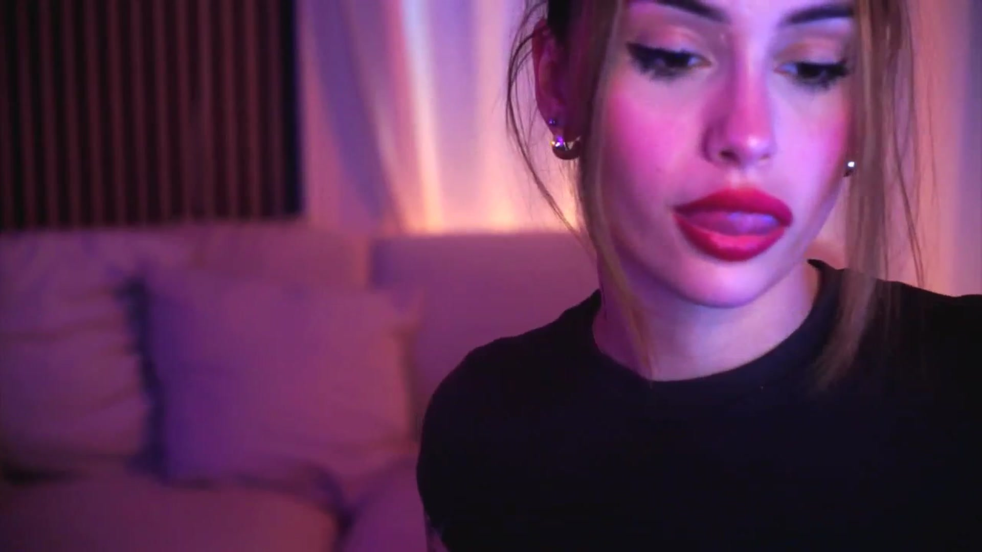 Gallery image thumbnail from Naomii18's myfreecams stream on, 04/27/2025, 17:46 image 3 of 20