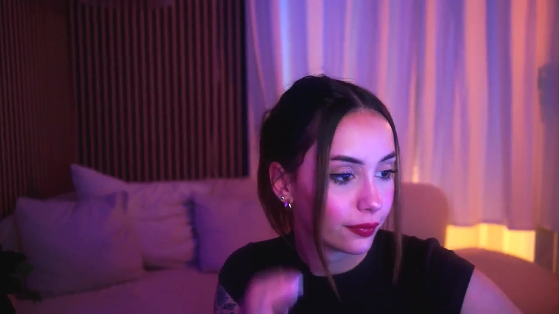 Gallery image thumbnail from Naomii18's myfreecams stream on, 04/27/2025, 17:46 image 4 of 20
