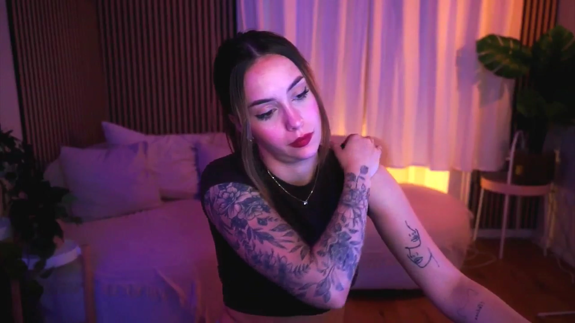Gallery image thumbnail from Naomii18's myfreecams stream on, 04/27/2025, 17:46 image 19 of 20