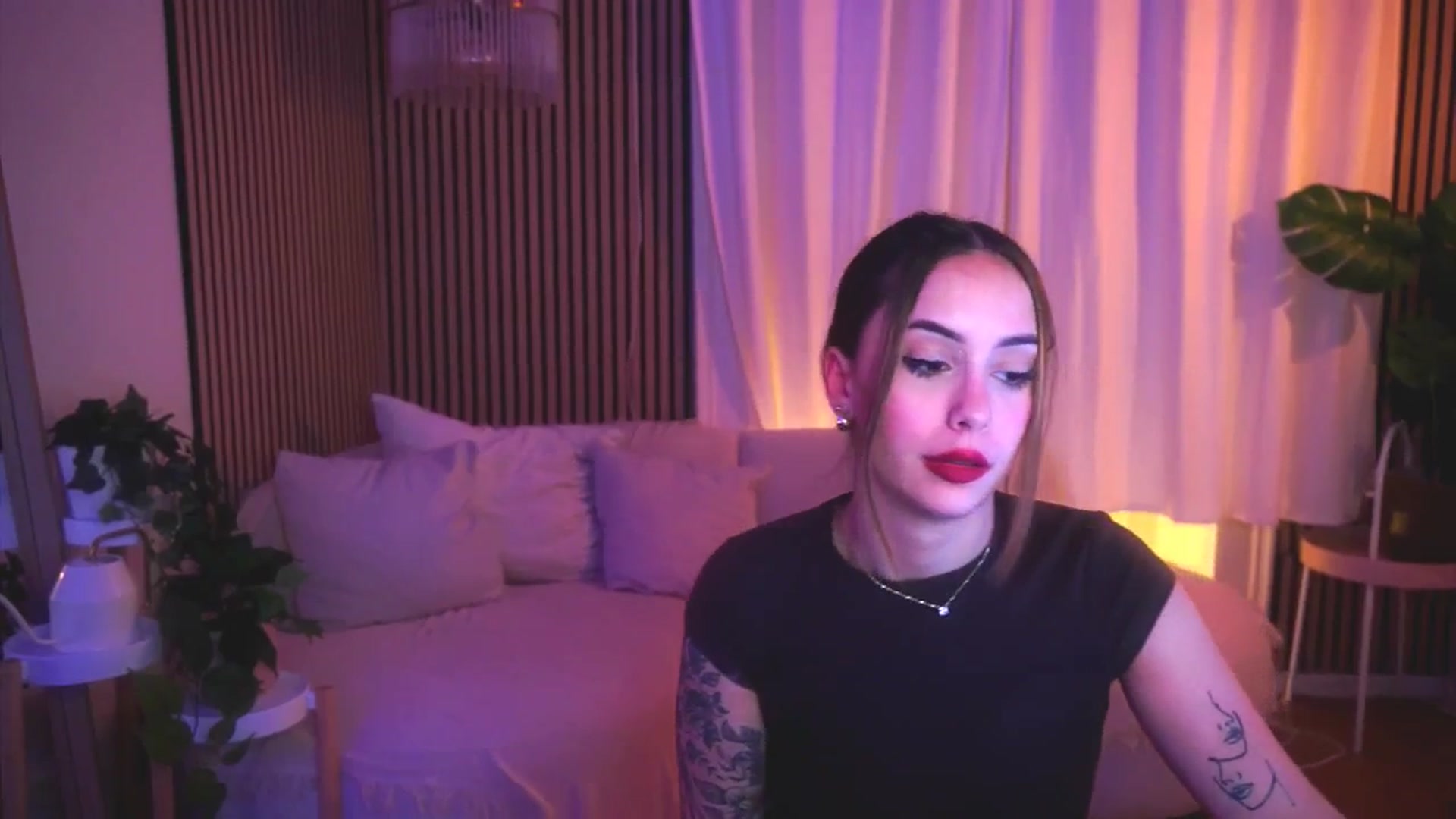 Gallery image thumbnail from Naomii18's myfreecams stream on, 04/27/2025, 18:54 image 18 of 20