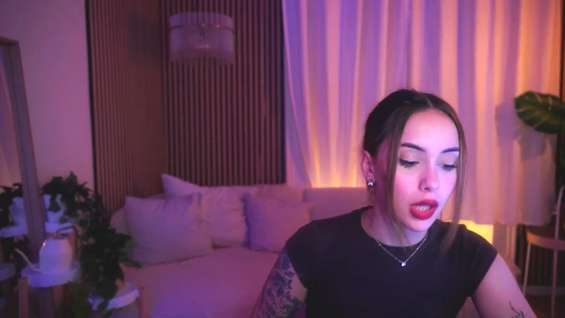 Gallery image thumbnail from Naomii18's myfreecams stream on, 04/27/2025, 18:54 image 11 of 20