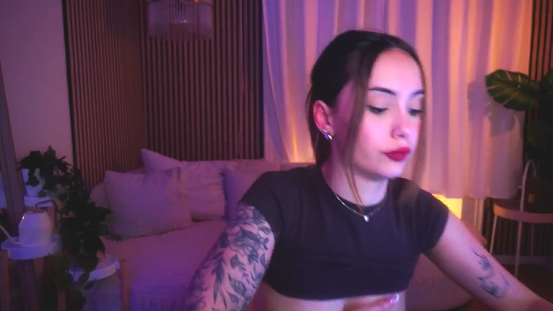 Gallery image thumbnail from Naomii18's myfreecams stream on, 04/27/2025, 18:54 image 17 of 20