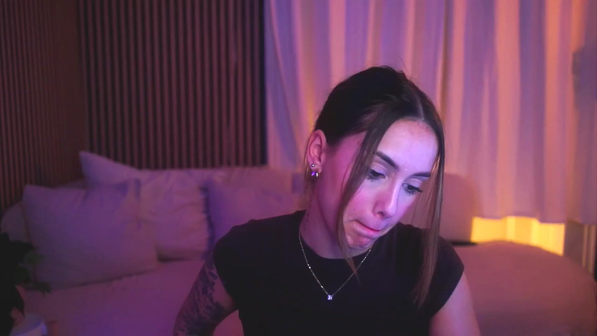 Gallery image thumbnail from Naomii18's myfreecams stream on, 04/27/2025, 18:54 image 1 of 20