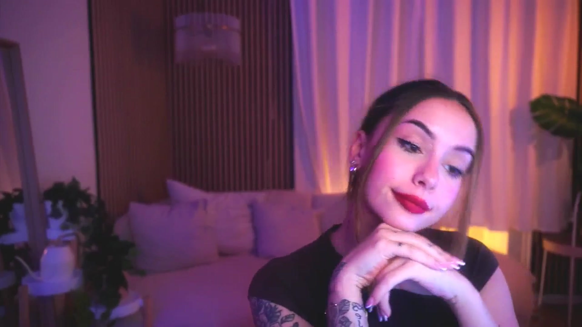 Gallery image thumbnail from Naomii18's myfreecams stream on, 04/27/2025, 18:54 image 9 of 20