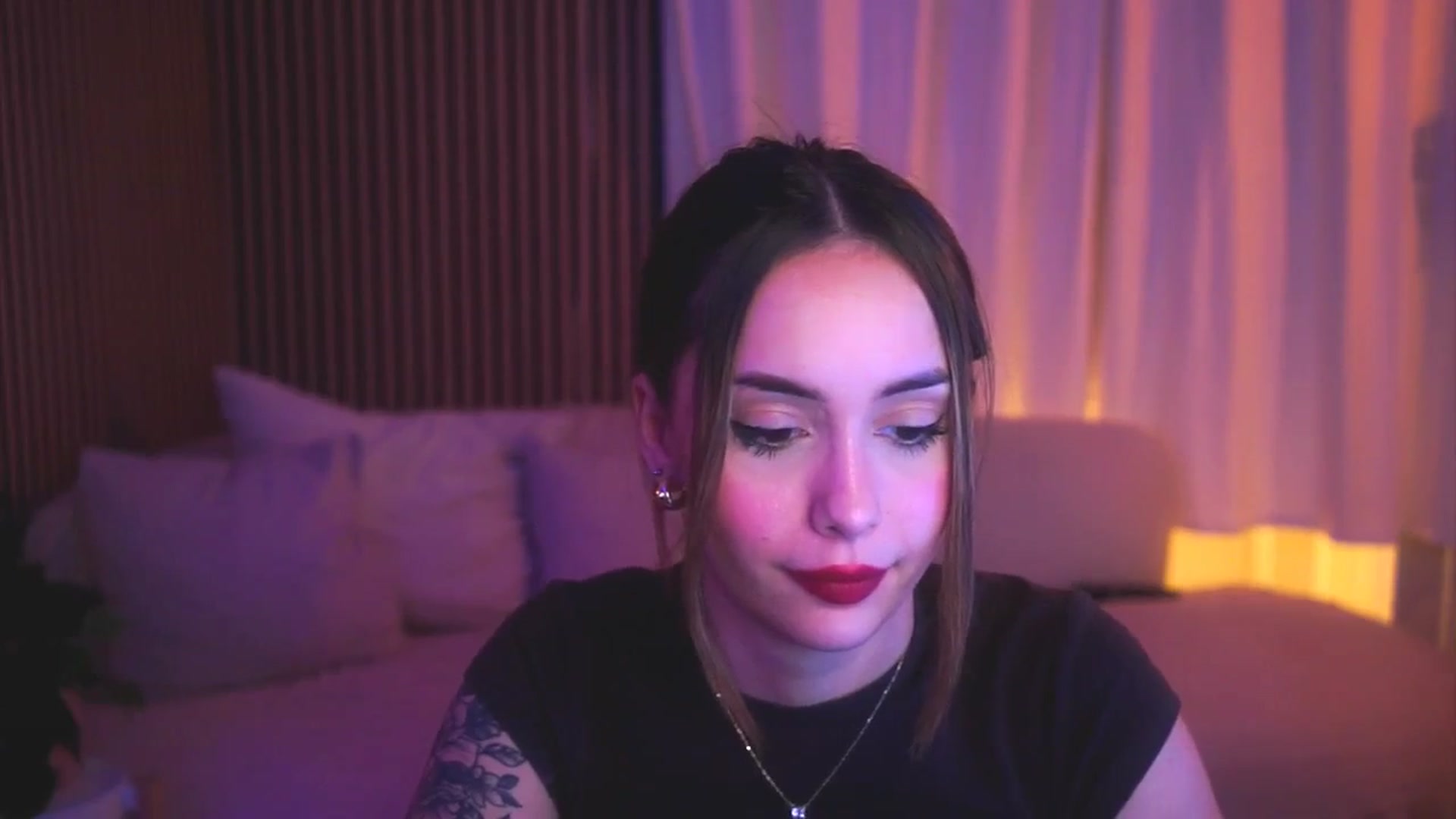 Gallery image thumbnail from Naomii18's myfreecams stream on, 04/27/2025, 18:54 image 3 of 20