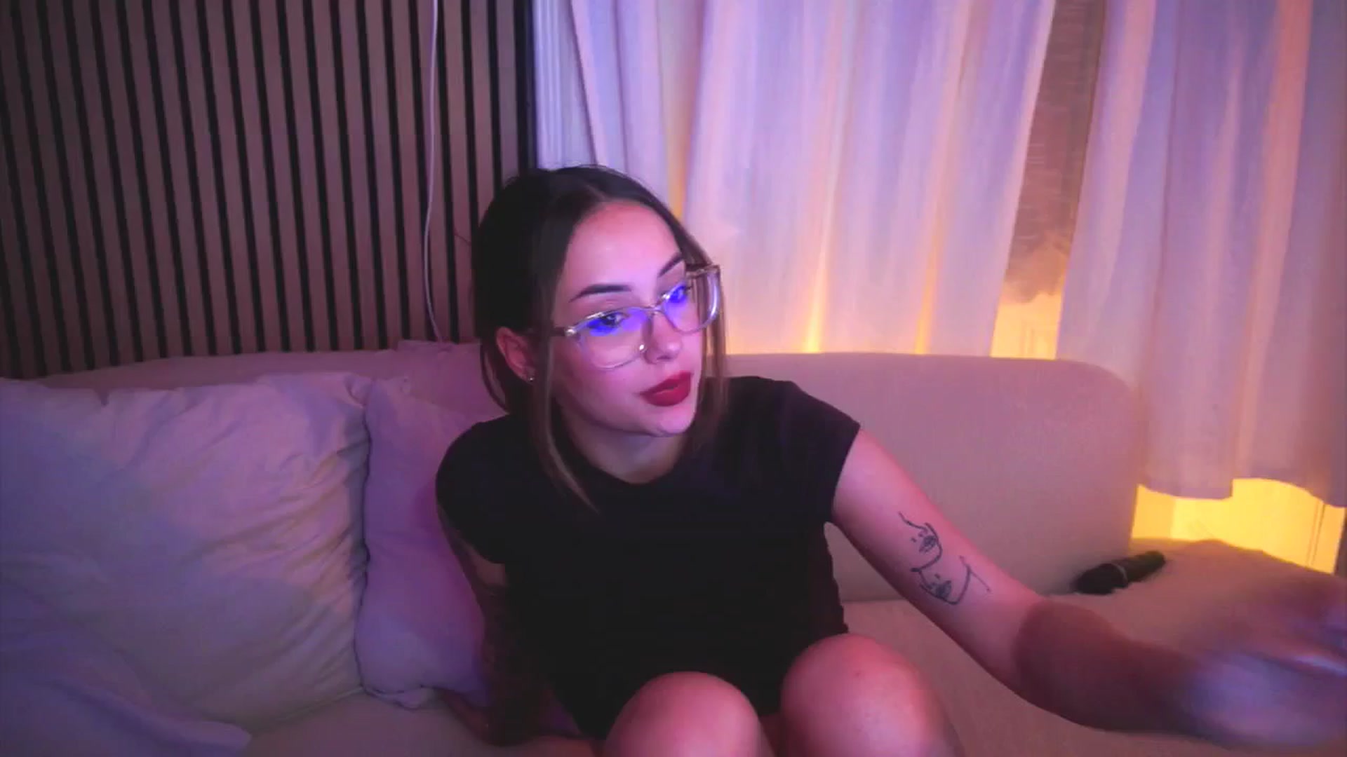 Gallery image thumbnail from Naomii18's myfreecams stream on, 04/27/2025, 19:43 image 9 of 20