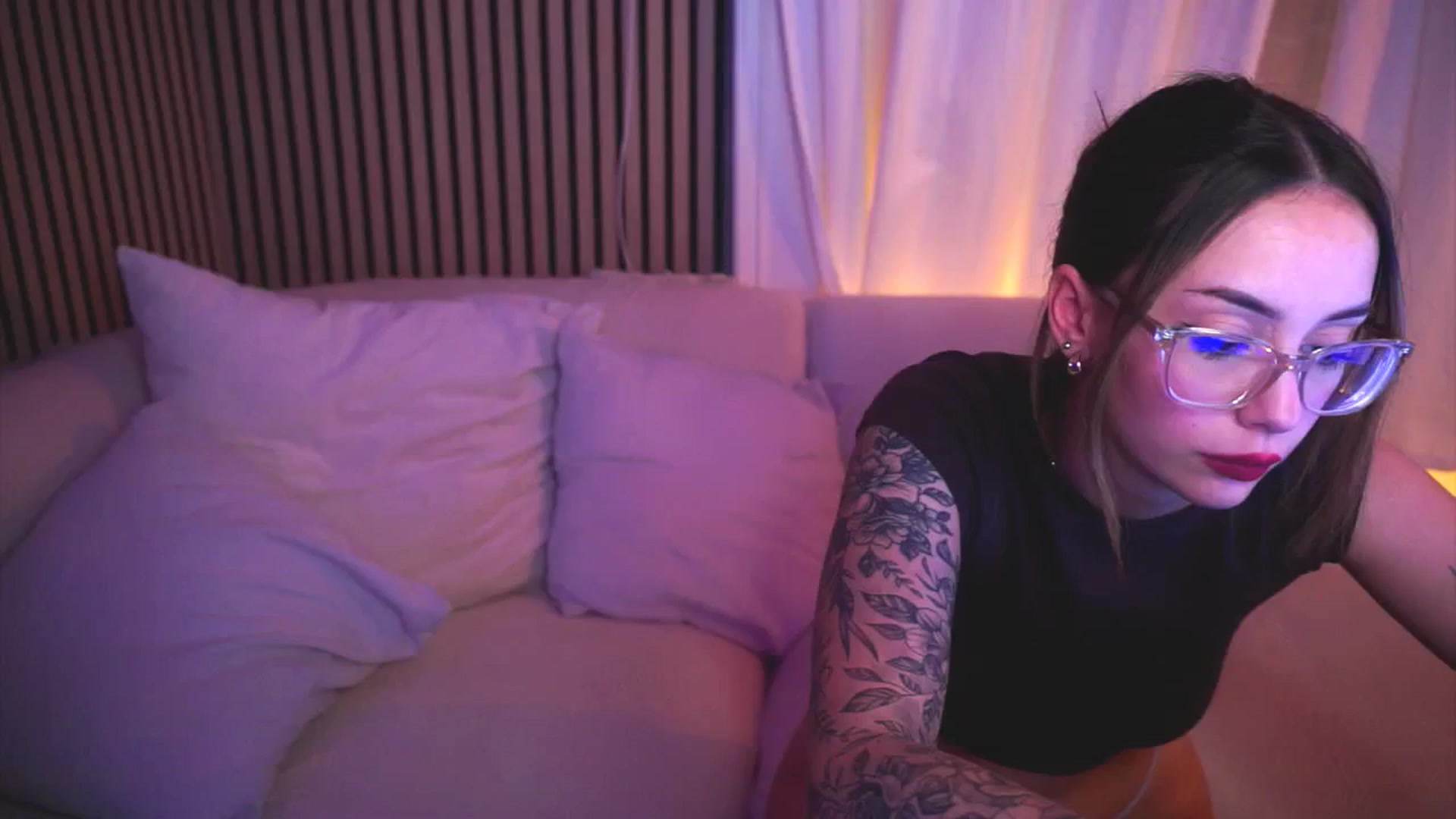 Gallery image thumbnail from Naomii18's myfreecams stream on, 04/27/2025, 19:43 image 11 of 20