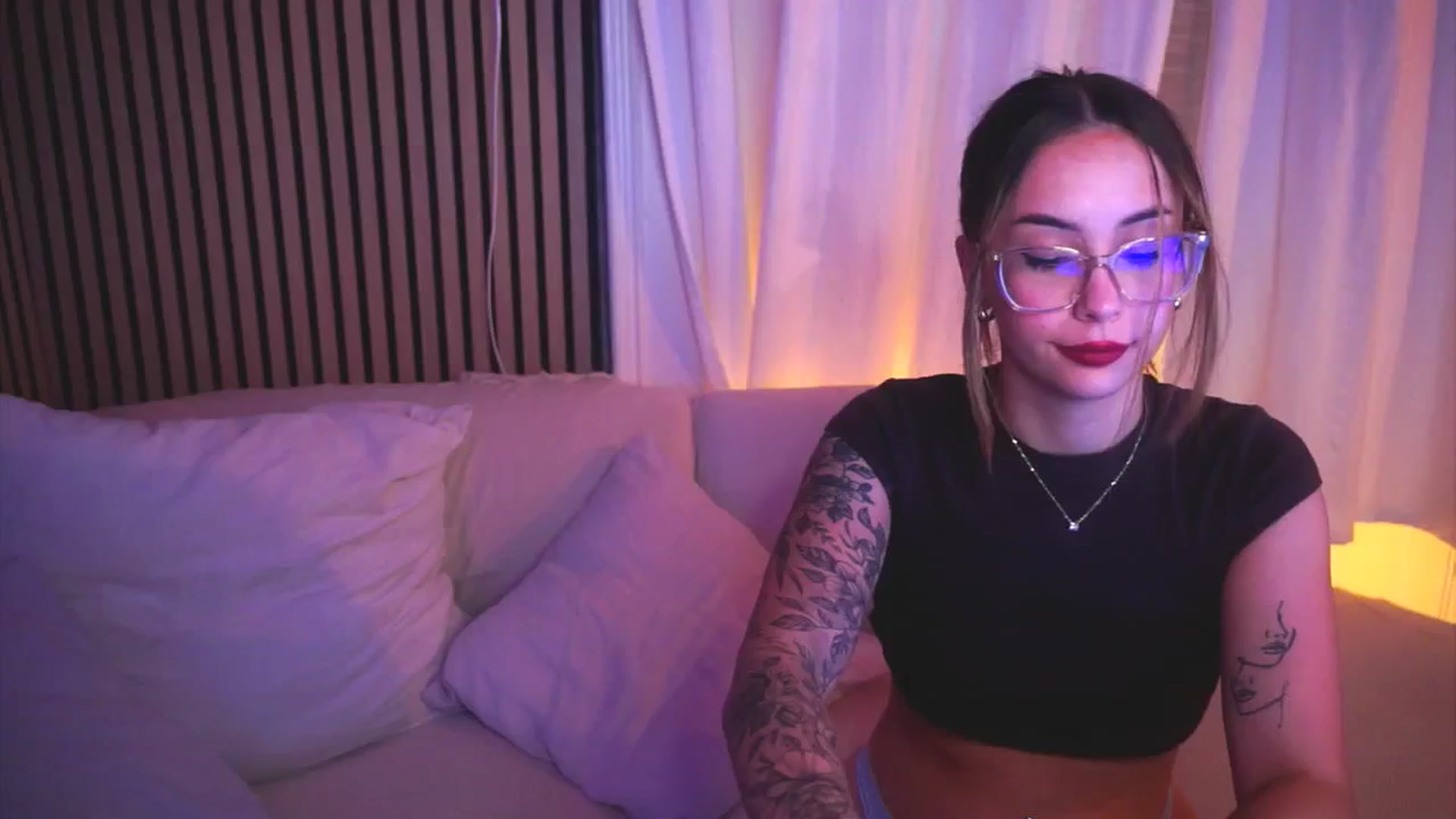 Gallery image thumbnail from Naomii18's myfreecams stream on, 04/27/2025, 19:43 image 18 of 20