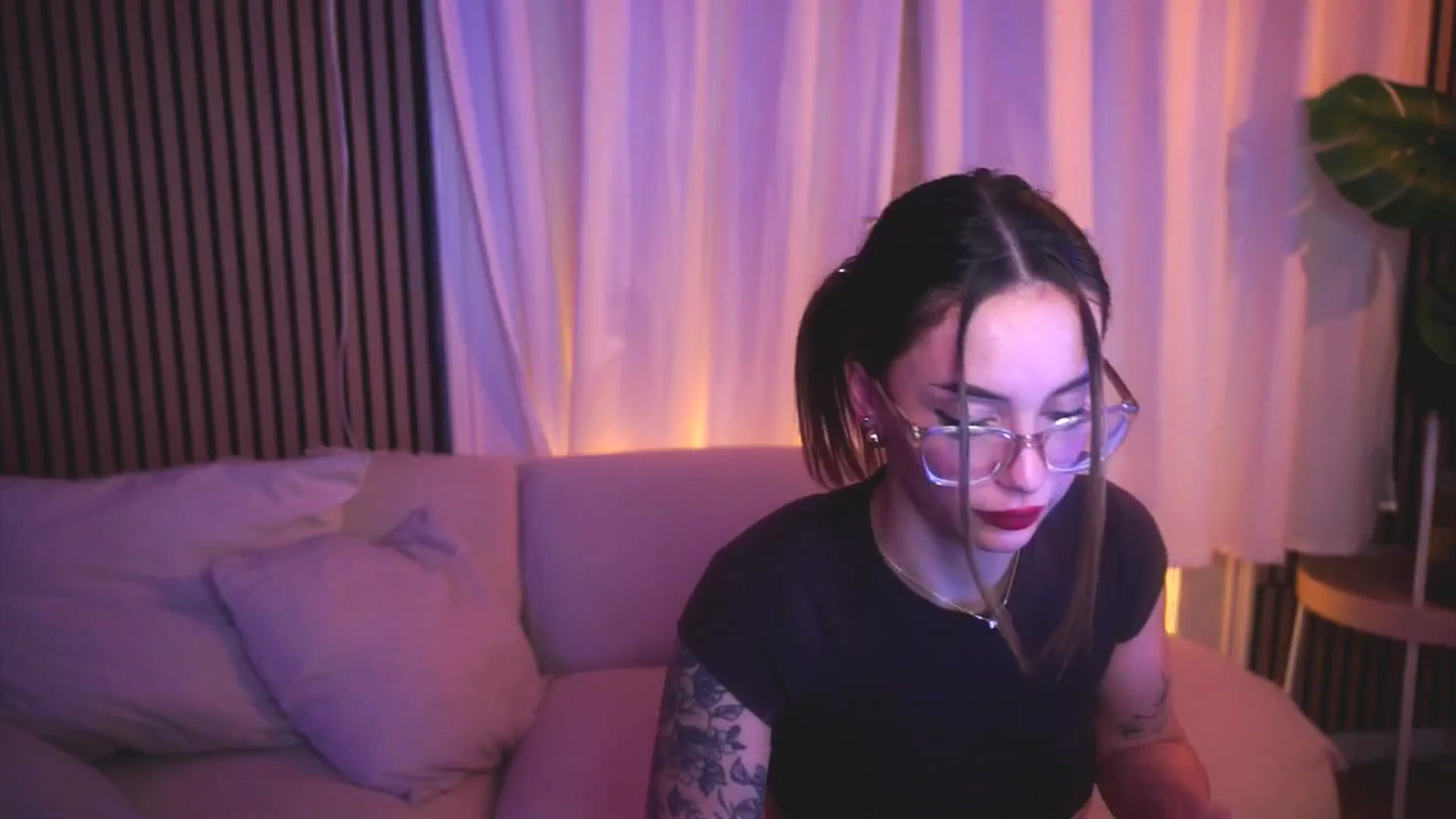 Gallery image thumbnail from Naomii18's myfreecams stream on, 04/27/2025, 22:31 image 5 of 20