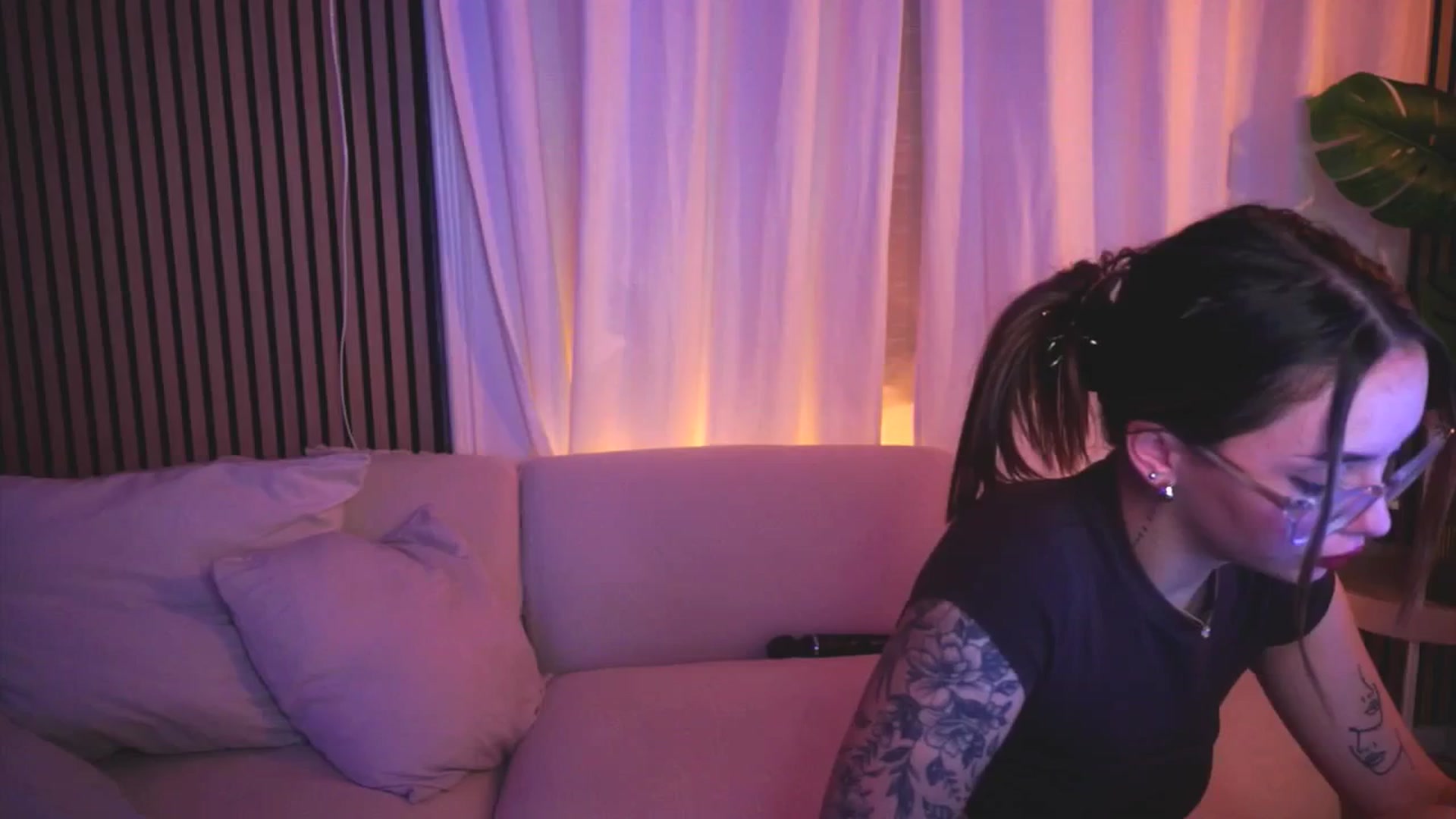 Gallery image thumbnail from Naomii18's myfreecams stream on, 04/27/2025, 22:31 image 7 of 20