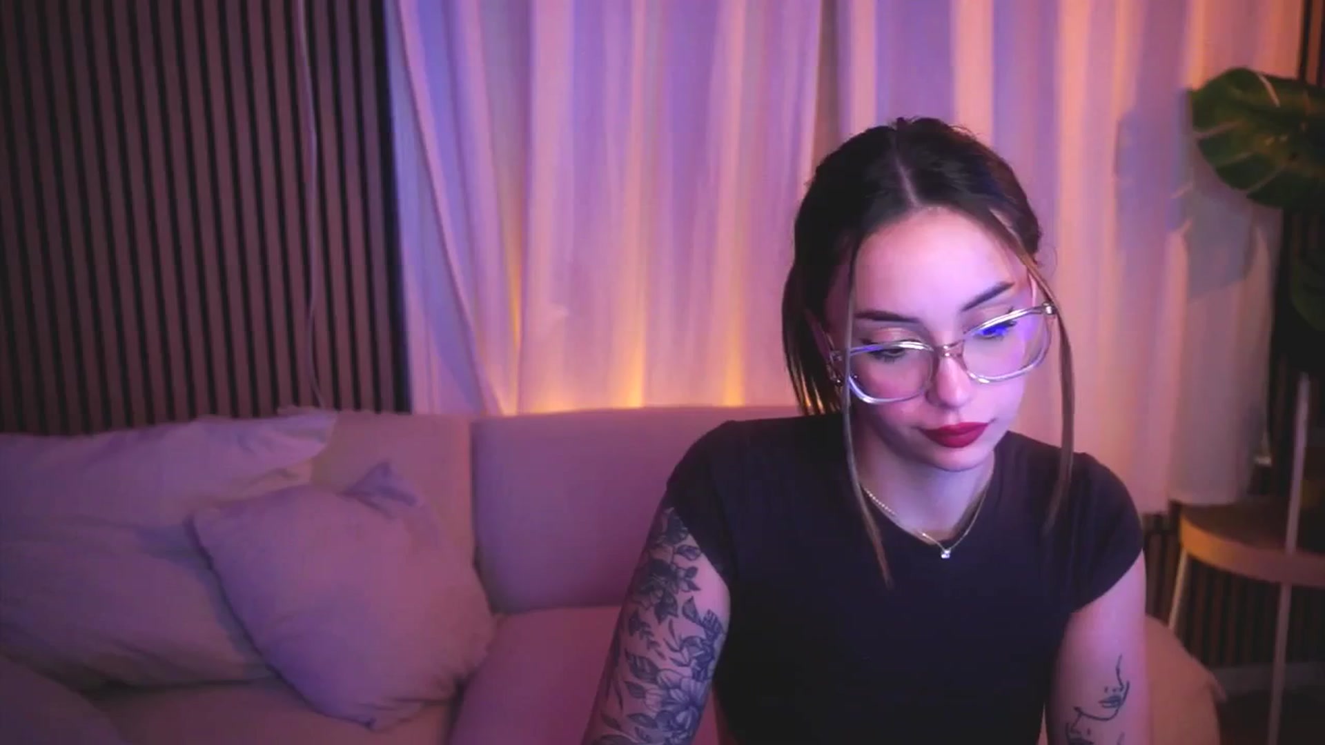 Gallery image thumbnail from Naomii18's myfreecams stream on, 04/27/2025, 22:31 image 6 of 20