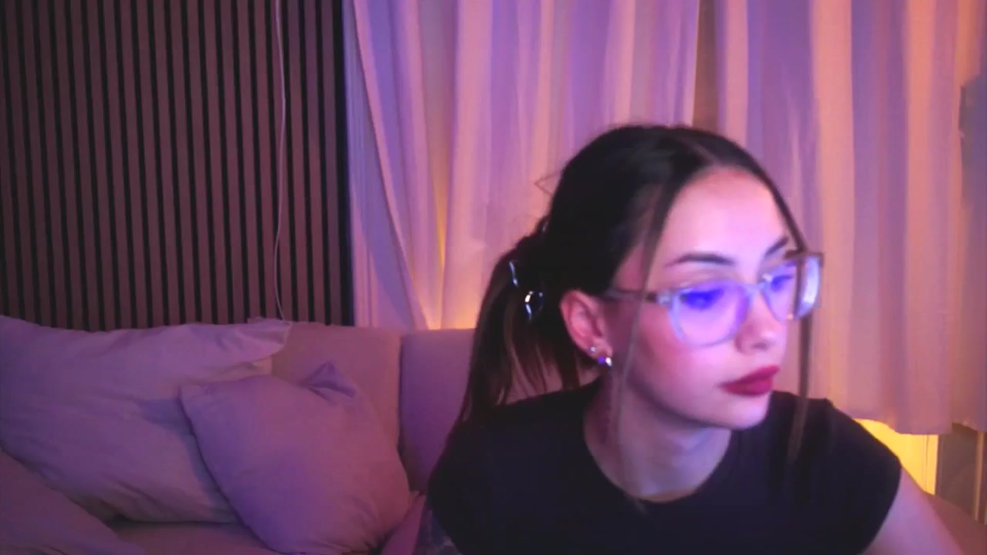 Gallery image thumbnail from Naomii18's myfreecams stream on, 04/27/2025, 22:31 image 10 of 20
