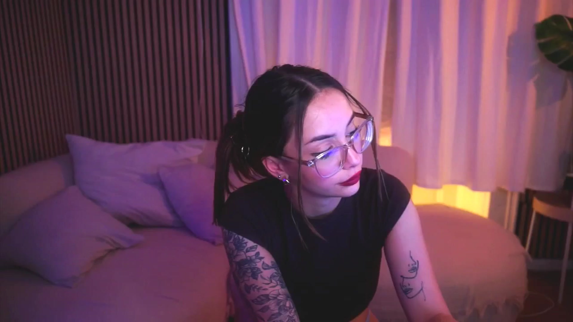 Gallery image thumbnail from Naomii18's myfreecams stream on, 04/27/2025, 22:31 image 13 of 20