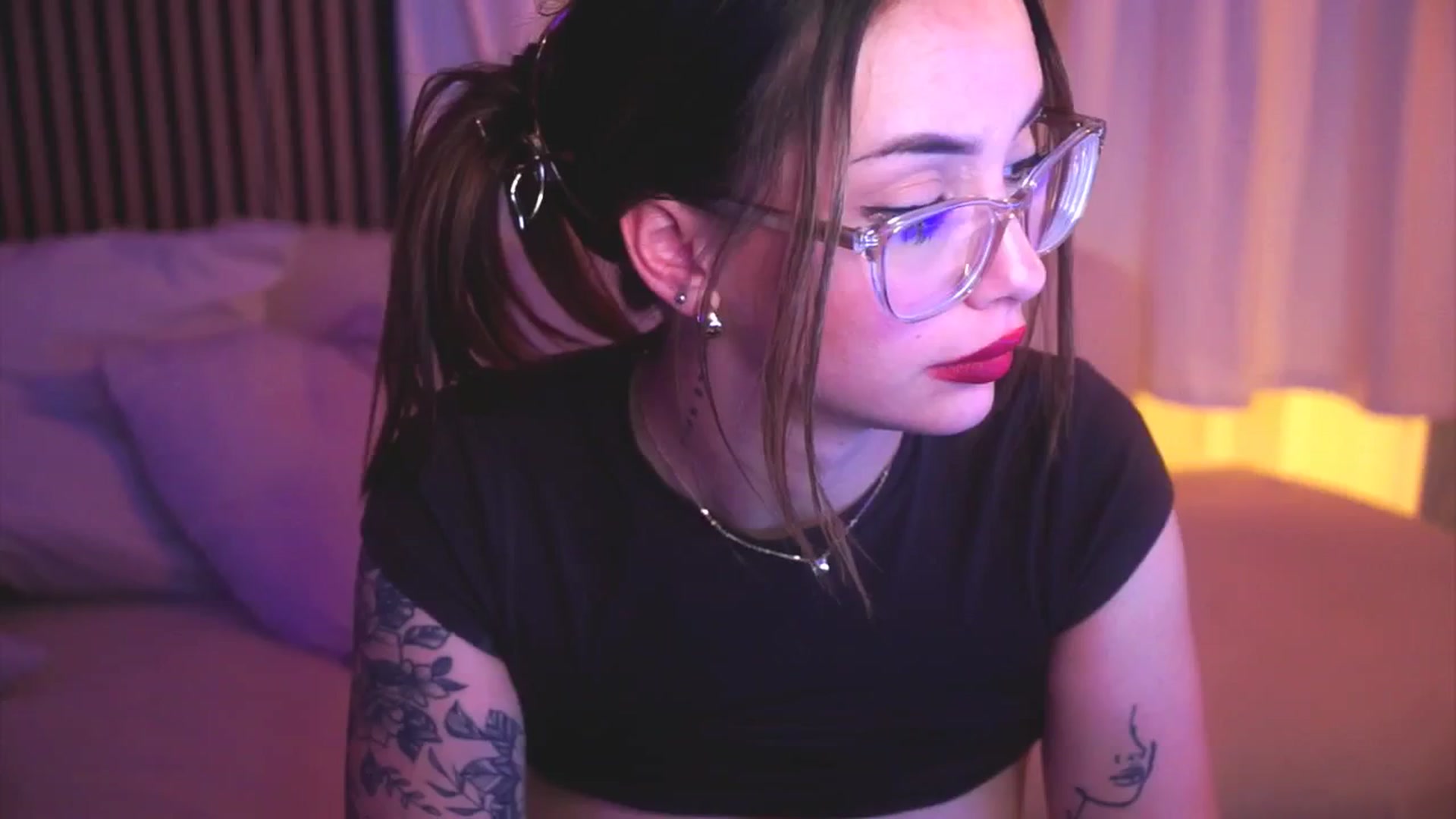 Gallery image thumbnail from Naomii18's myfreecams stream on, 04/27/2025, 22:31 image 18 of 20