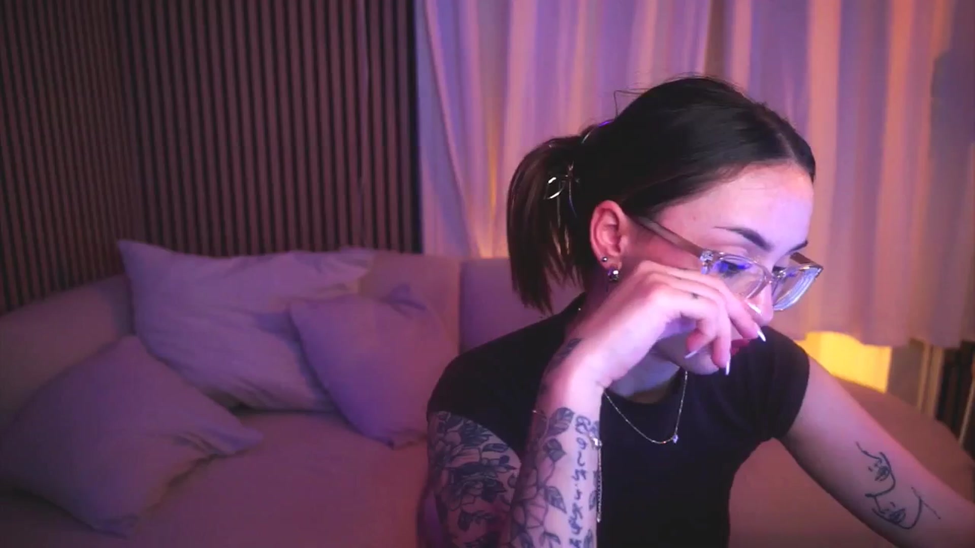 Gallery image thumbnail from Naomii18's myfreecams stream on, 04/27/2025, 22:31 image 15 of 20