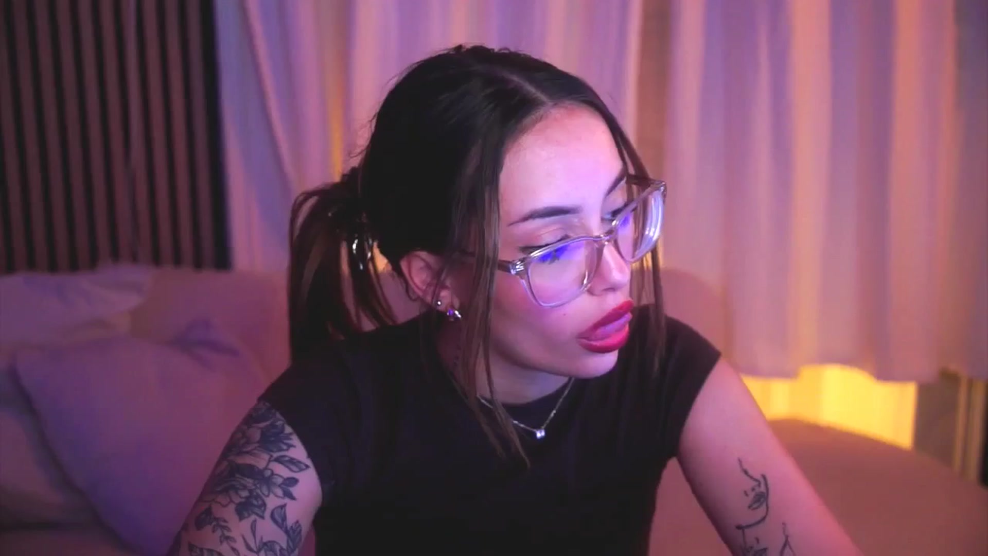 Gallery image thumbnail from Naomii18's myfreecams stream on, 04/27/2025, 22:31 image 19 of 20