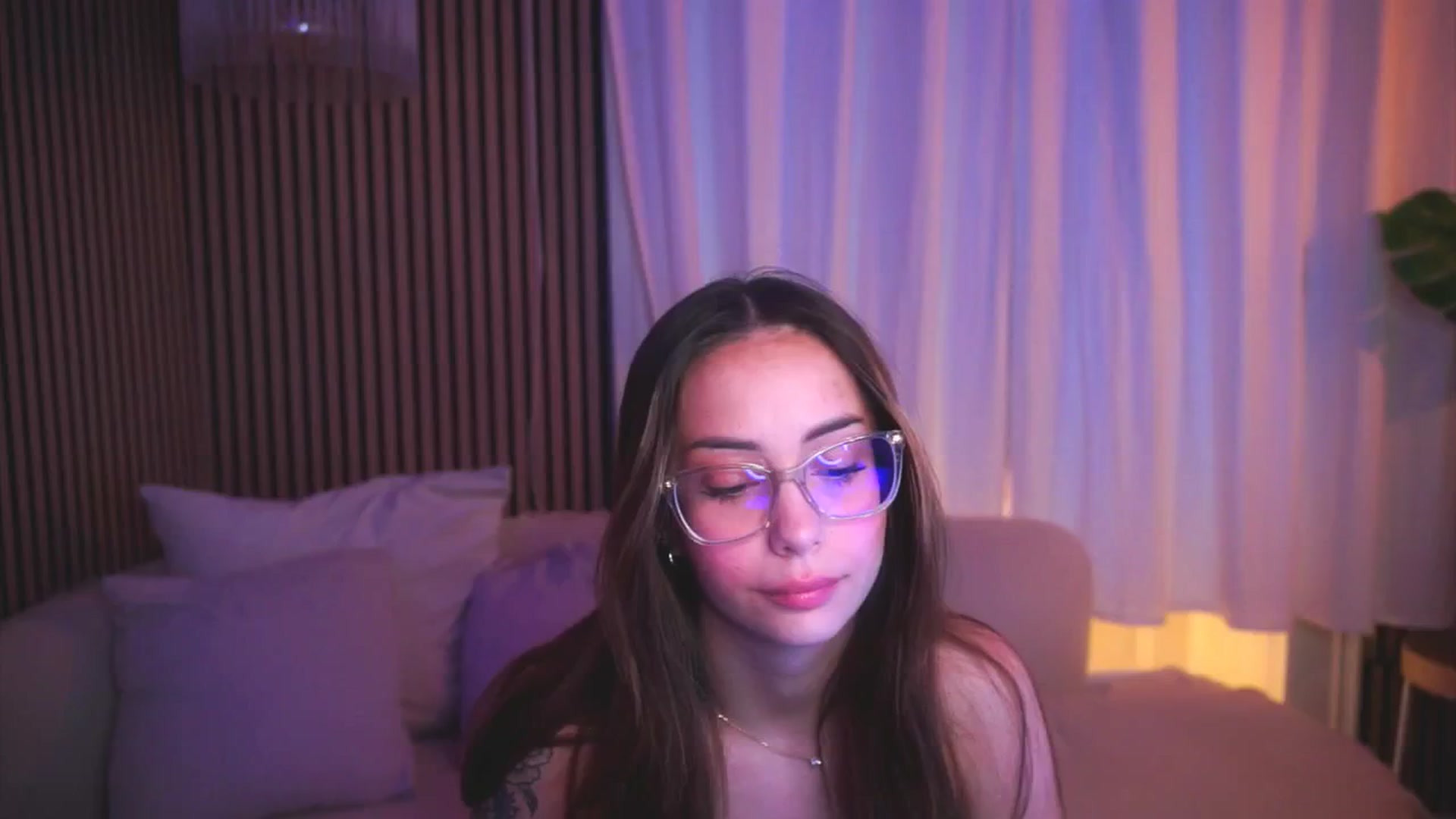 Gallery image thumbnail from Naomii18's myfreecams stream on, 04/28/2025, 06:03 image 1 of 20