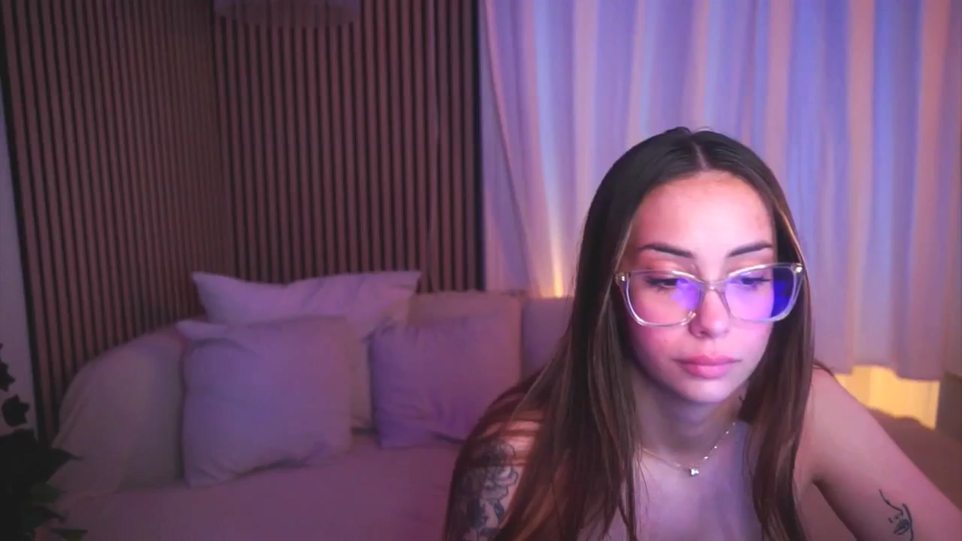 Gallery image thumbnail from Naomii18's myfreecams stream on, 04/28/2025, 06:03 image 12 of 20