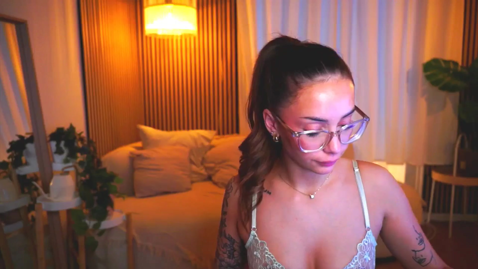 Gallery image thumbnail from Naomii18's myfreecams stream on, 04/30/2025, 13:04 image 17 of 20