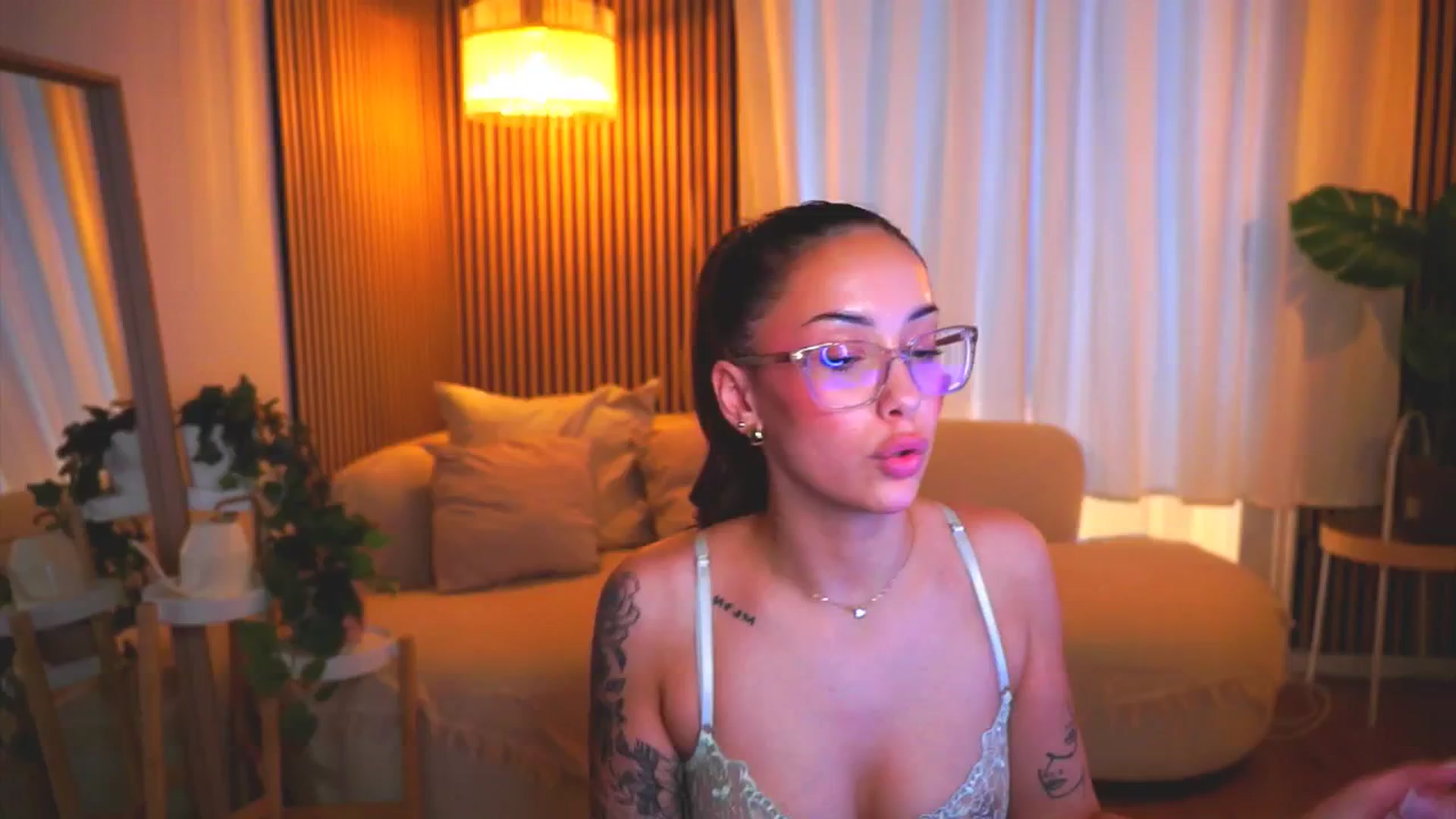 Gallery image thumbnail from Naomii18's myfreecams stream on, 04/30/2025, 13:04 image 1 of 20