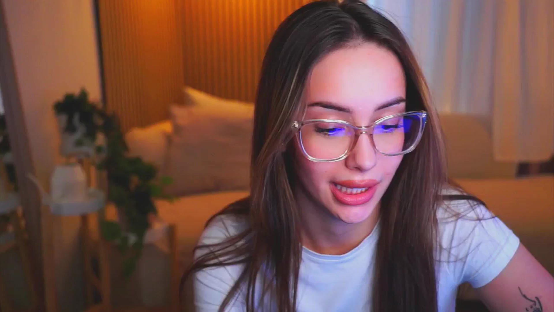 Gallery image thumbnail from Naomii18's myfreecams stream on, 05/08/2025, 15:04 image 15 of 20