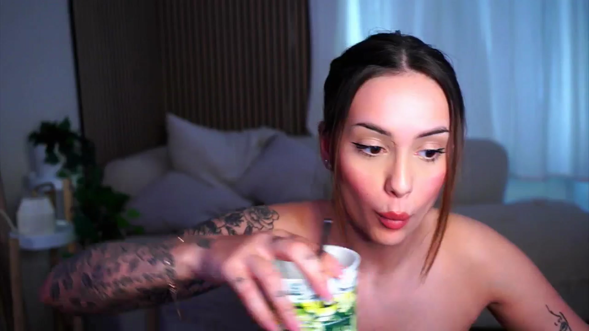 Gallery image thumbnail from Naomii18's myfreecams stream on, 05/13/2025, 15:02 image 13 of 20