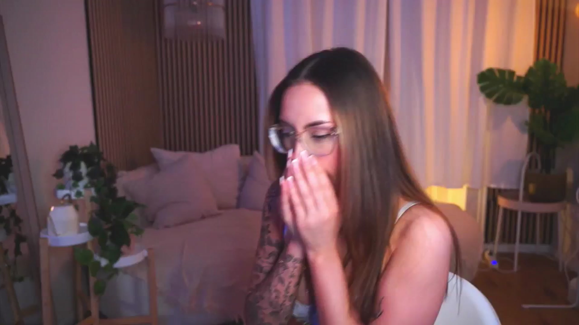 Gallery image thumbnail from Naomii18's myfreecams stream on, 05/16/2025, 19:36 image 4 of 20