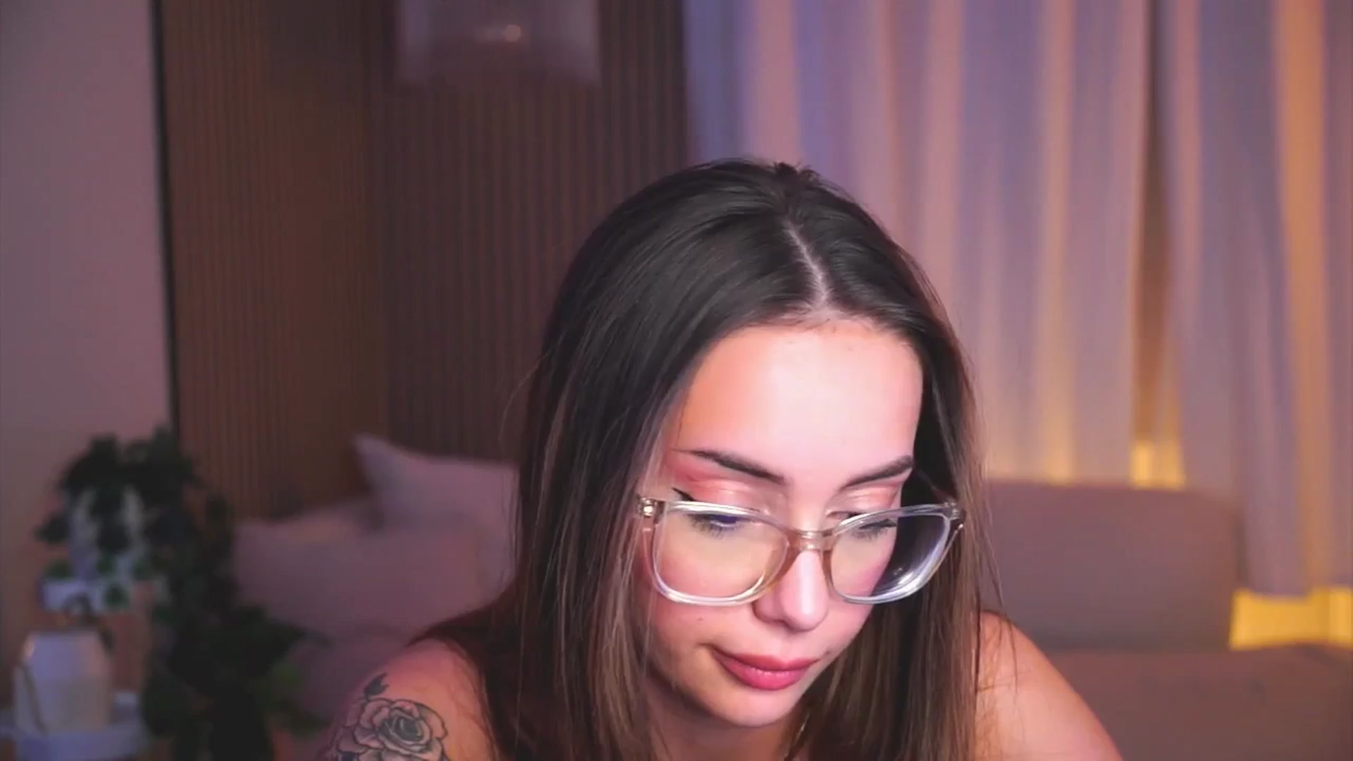 Gallery image thumbnail from Naomii18's myfreecams stream on, 05/16/2025, 21:01 image 18 of 20