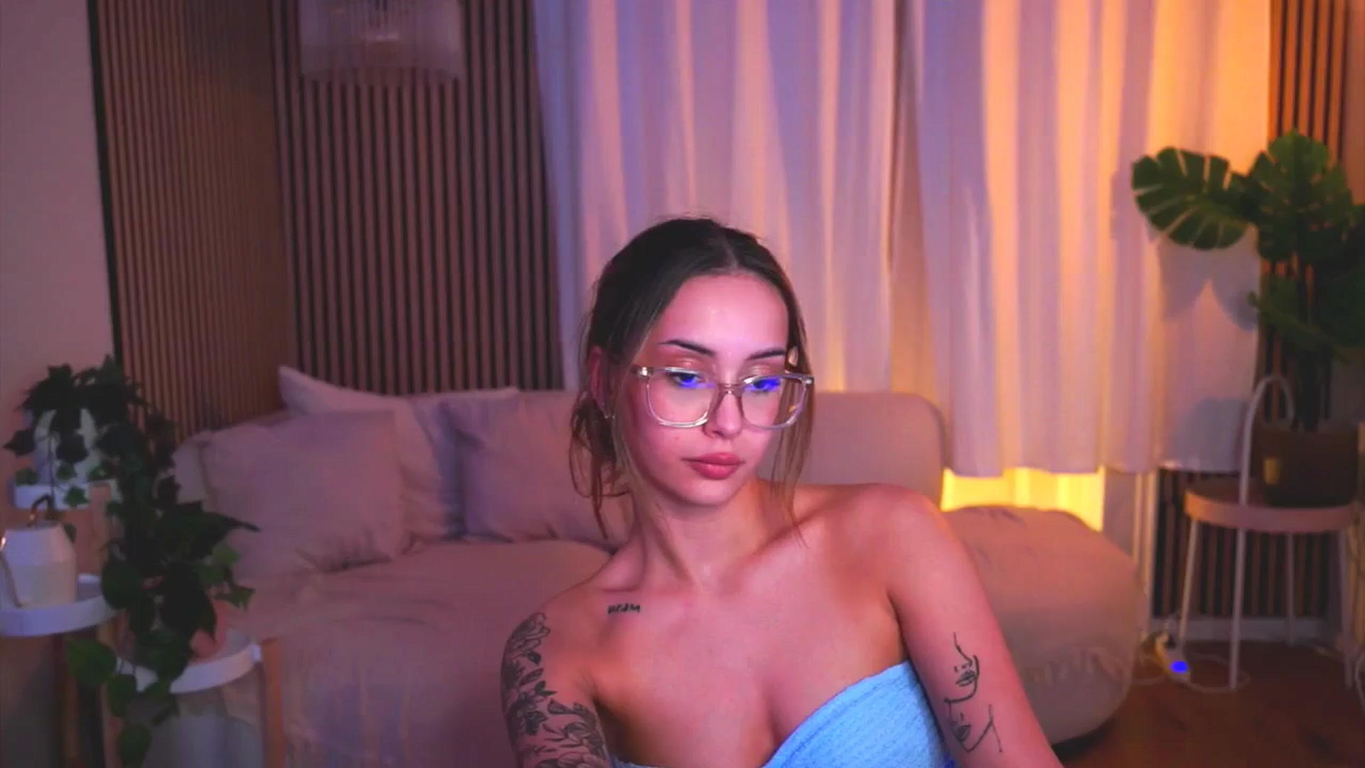 Gallery image thumbnail from Naomii18's myfreecams stream on, 05/18/2025, 18:49 image 18 of 20