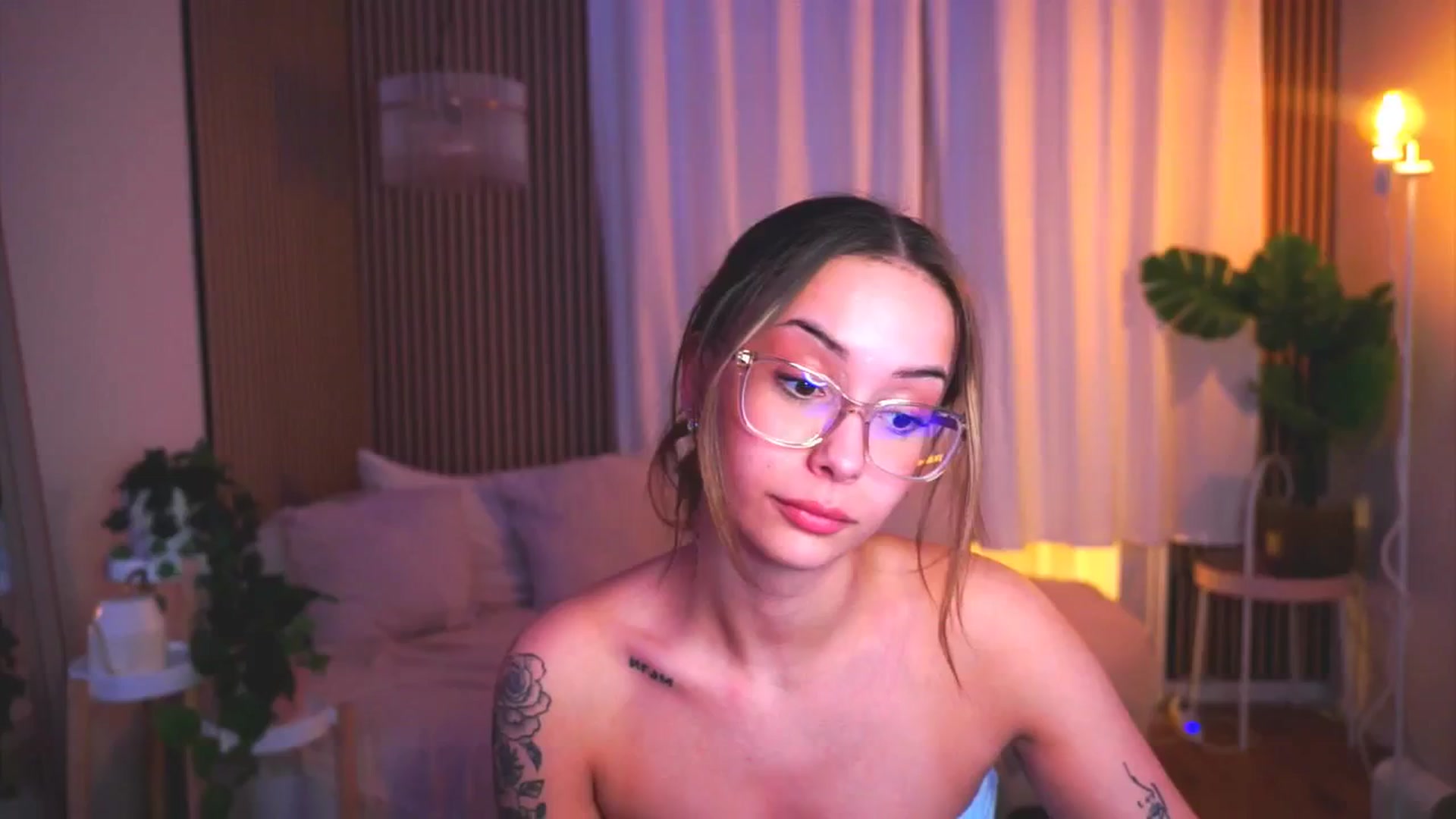 Gallery image thumbnail from Naomii18's myfreecams stream on, 05/18/2025, 18:49 image 10 of 20