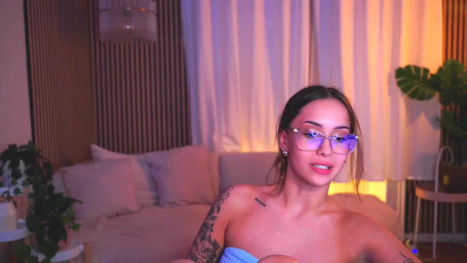 Gallery image thumbnail from Naomii18's myfreecams stream on, 05/18/2025, 18:49 image 6 of 20