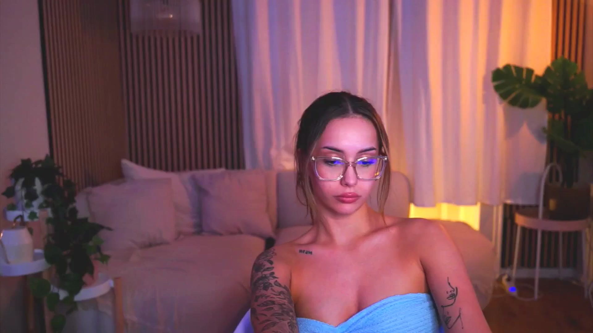 Gallery image thumbnail from Naomii18's myfreecams stream on, 05/18/2025, 18:49 image 19 of 20