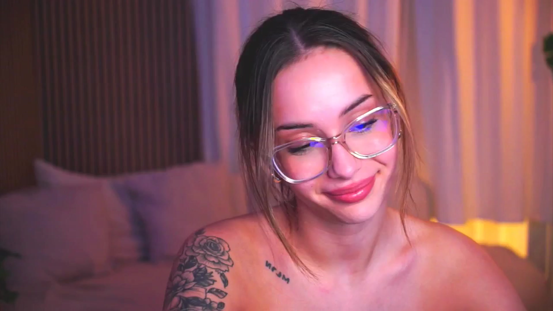 Gallery image thumbnail from Naomii18's myfreecams stream on, 05/18/2025, 18:49 image 13 of 20