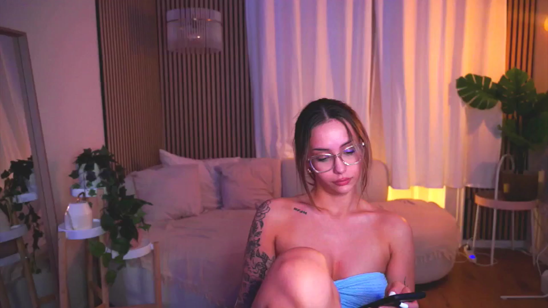Gallery image thumbnail from Naomii18's myfreecams stream on, 05/18/2025, 21:06 image 7 of 20