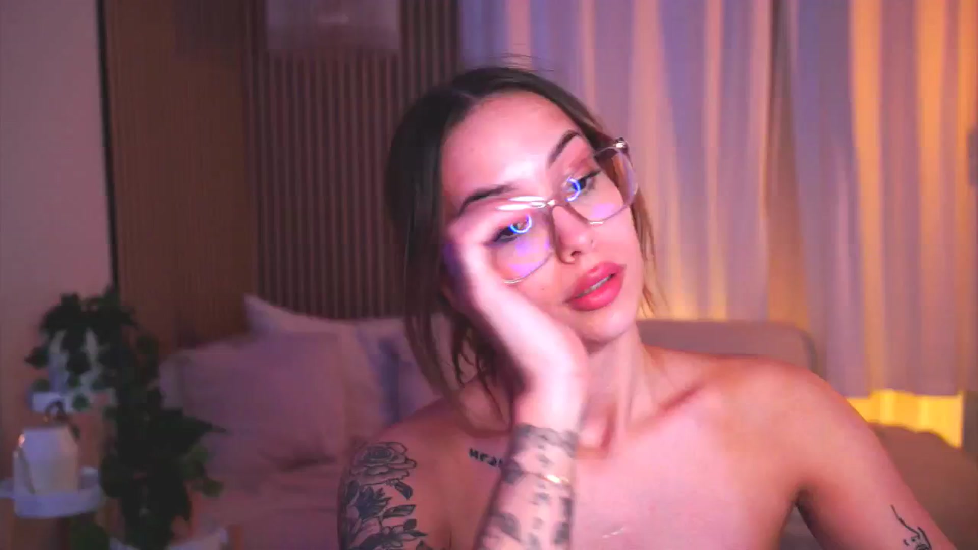 Gallery image thumbnail from Naomii18's myfreecams stream on, 05/18/2025, 21:06 image 1 of 20