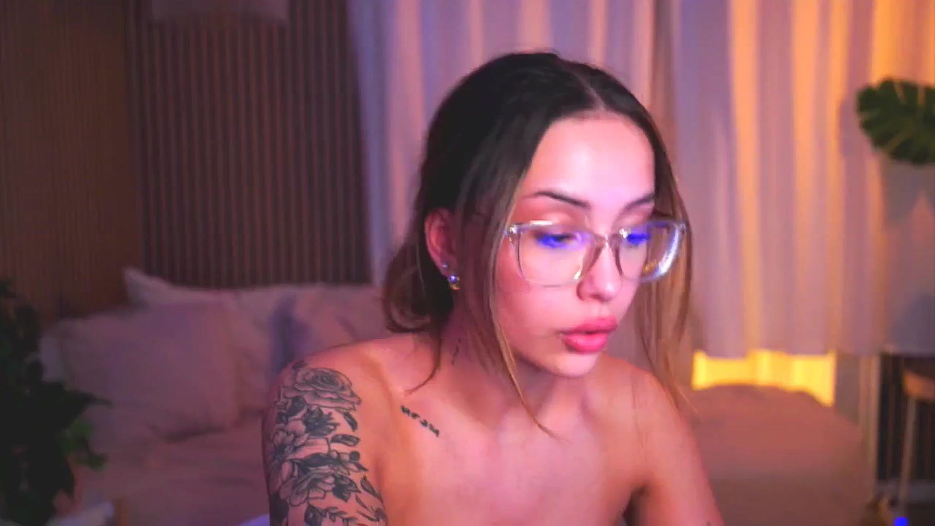 Gallery image thumbnail from Naomii18's myfreecams stream on, 05/18/2025, 21:06 image 17 of 20