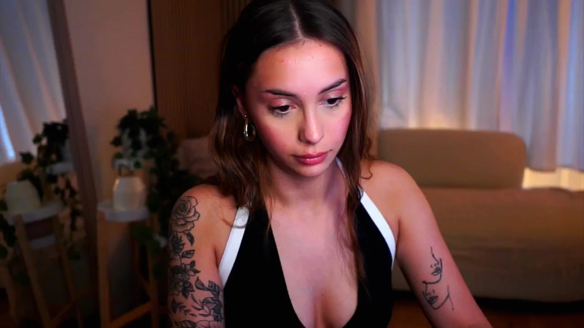 Gallery image thumbnail from Naomii18's myfreecams stream on, 05/21/2025, 15:56 image 8 of 20
