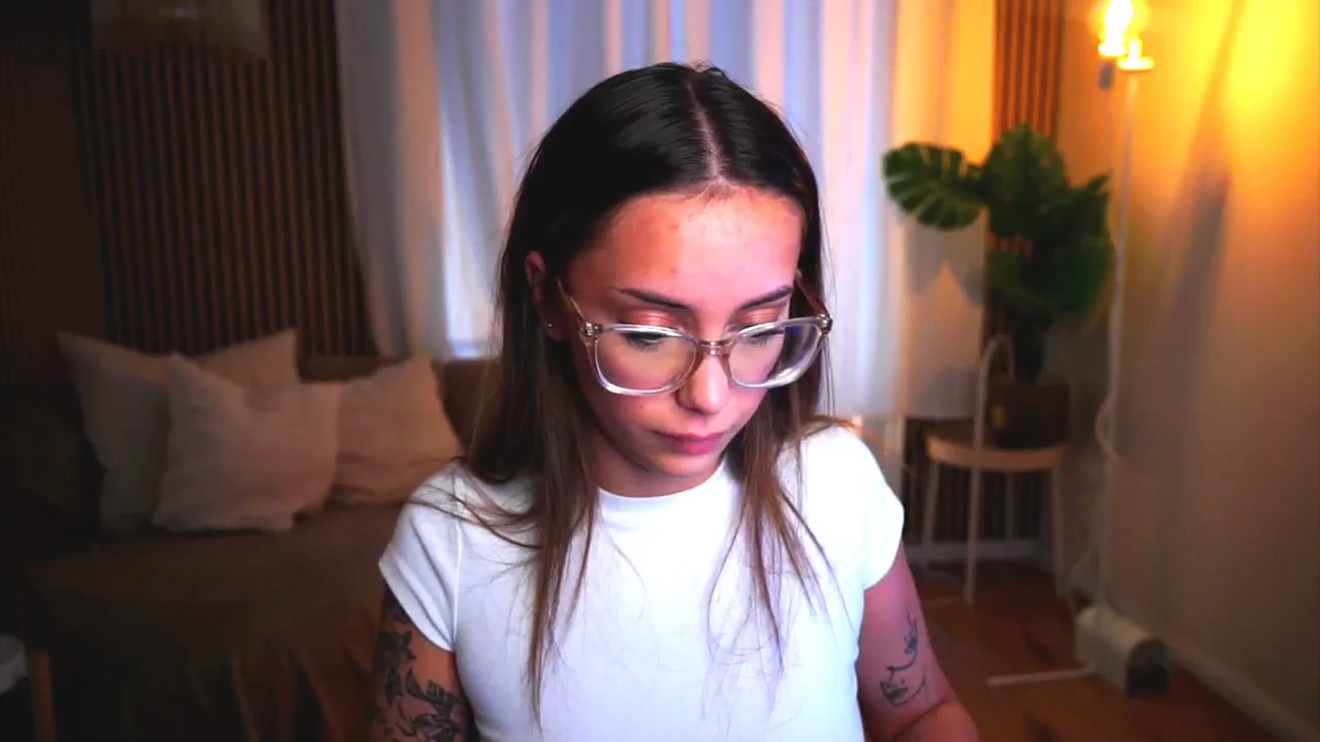 Gallery image thumbnail from Naomii18's myfreecams stream on, 05/25/2025, 17:00 image 2 of 20