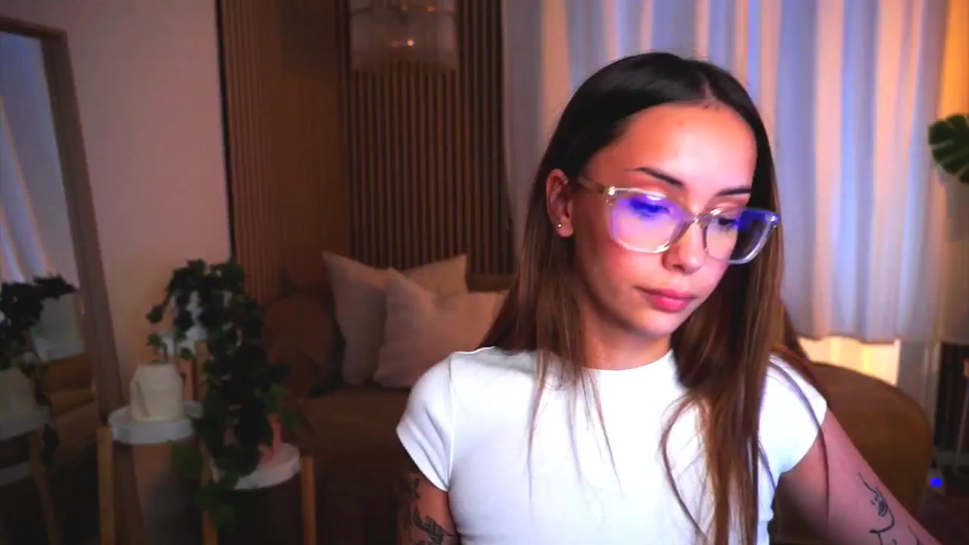 Gallery image thumbnail from Naomii18's myfreecams stream on, 05/25/2025, 17:00 image 20 of 20