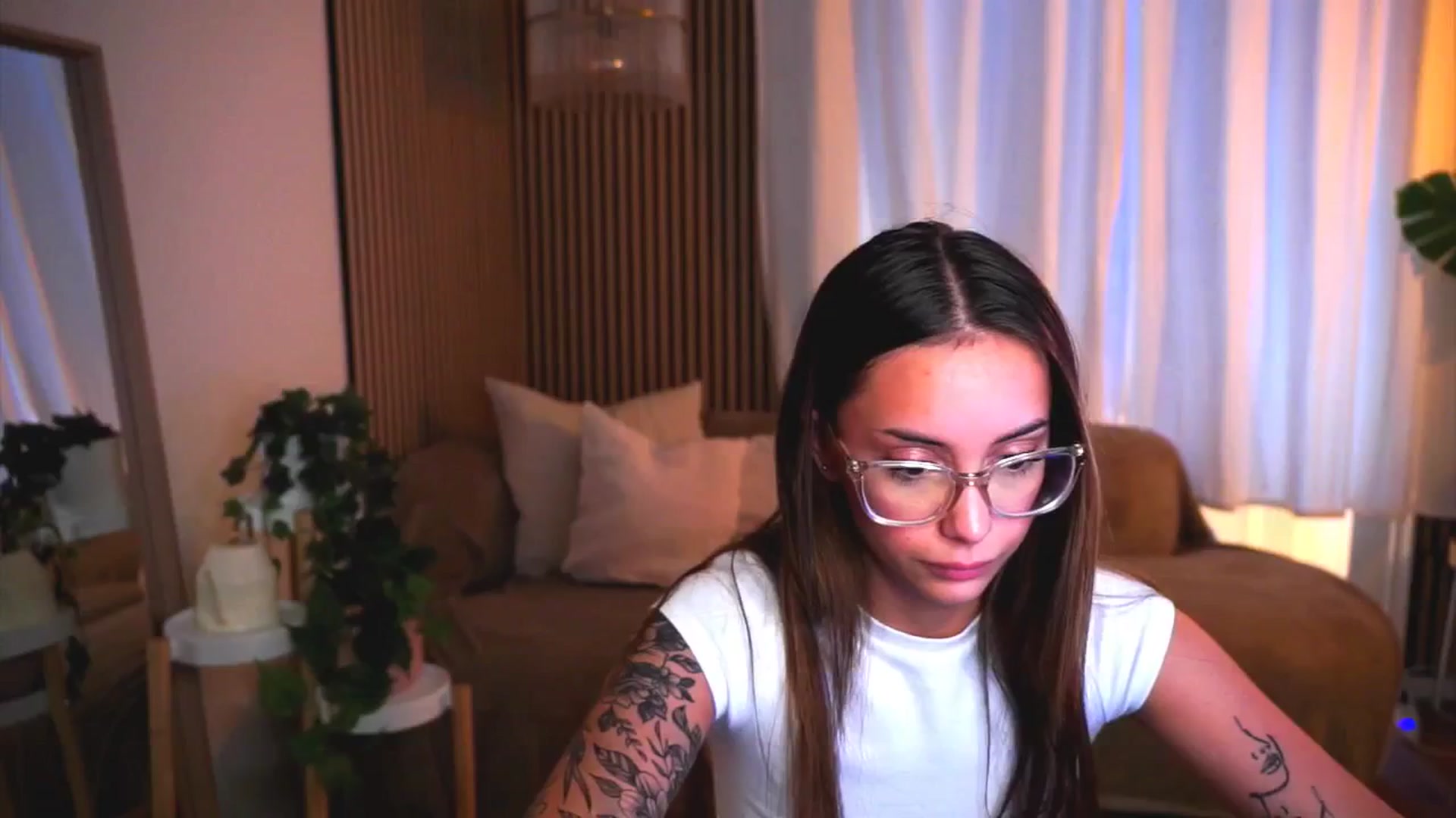 Gallery image thumbnail from Naomii18's myfreecams stream on, 05/25/2025, 17:00 image 18 of 20