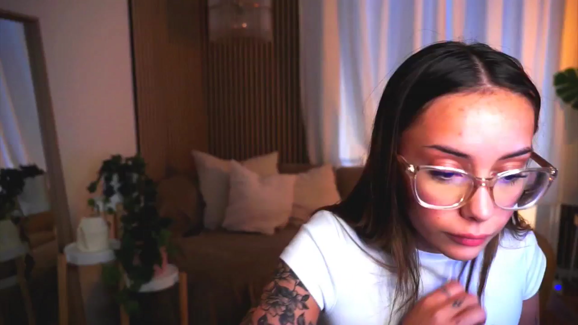 Gallery image thumbnail from Naomii18's myfreecams stream on, 05/25/2025, 17:00 image 10 of 20