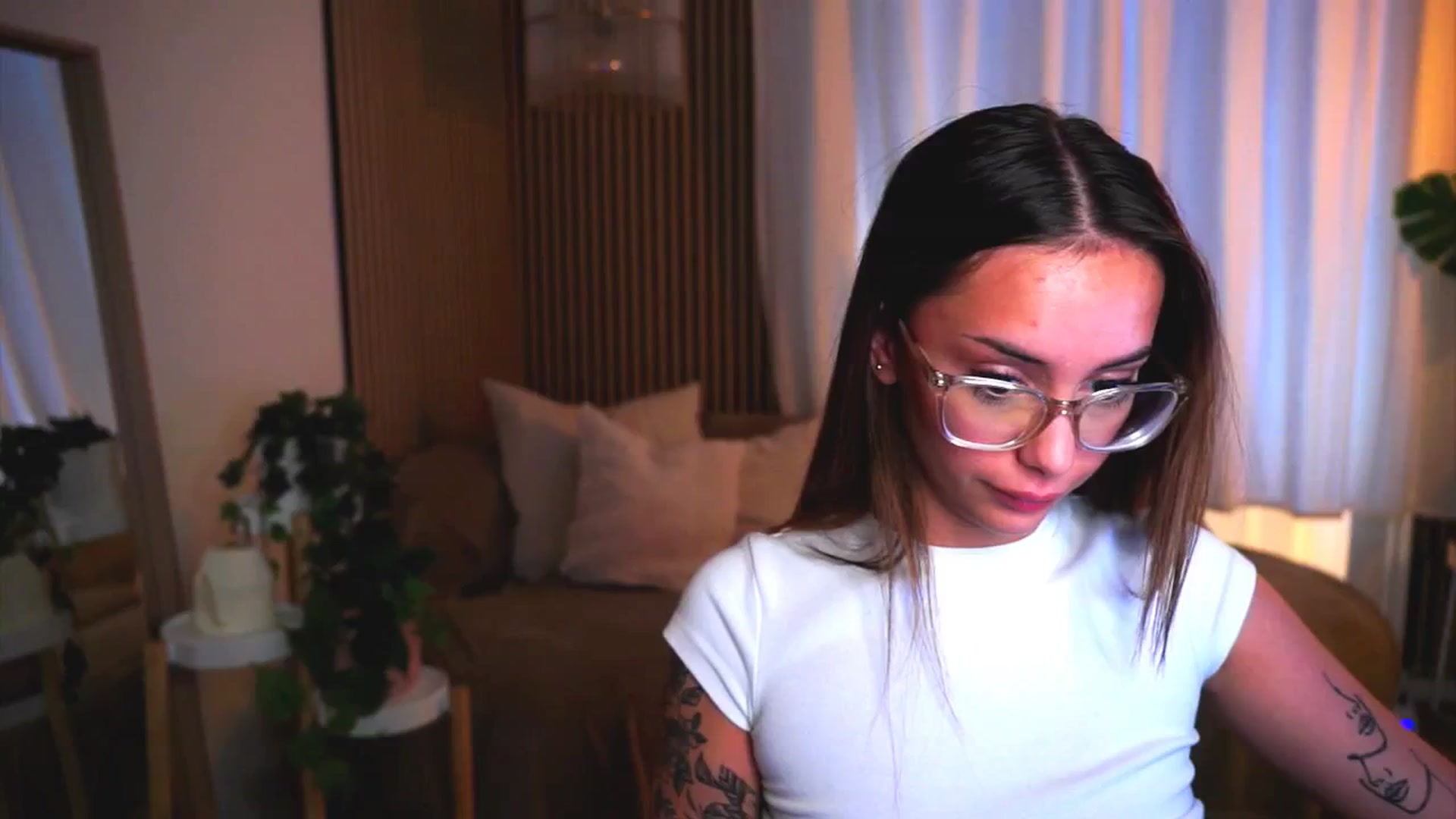 Gallery image thumbnail from Naomii18's myfreecams stream on, 05/25/2025, 17:00 image 7 of 20