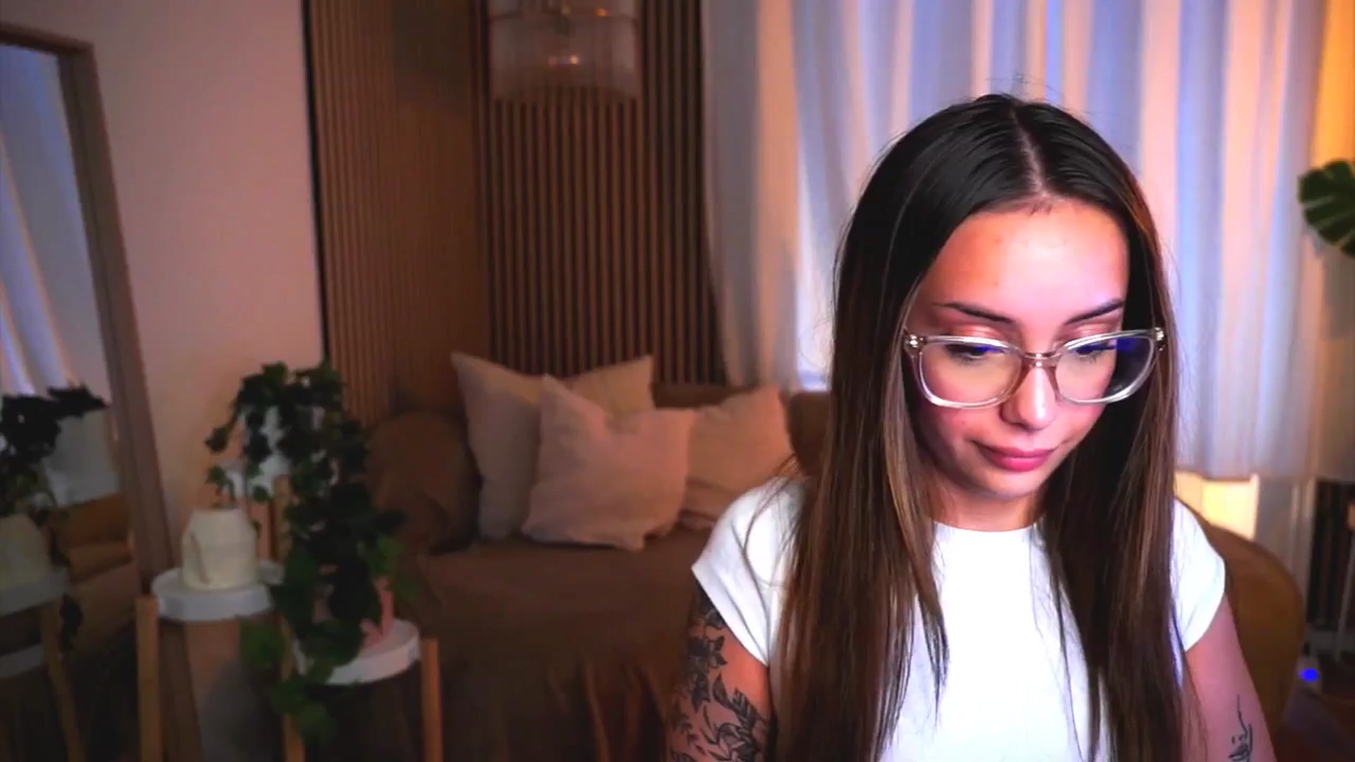 Gallery image thumbnail from Naomii18's myfreecams stream on, 05/25/2025, 17:00 image 19 of 20
