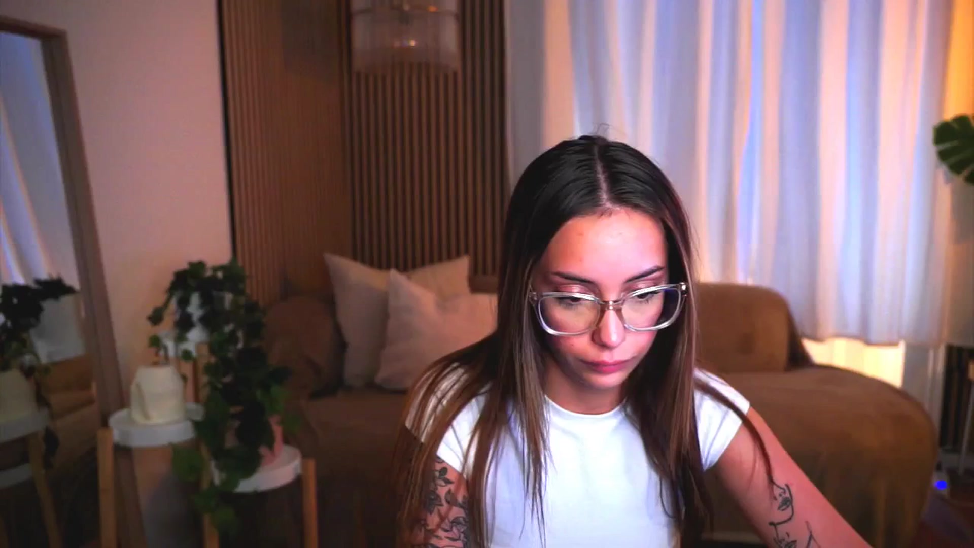 Gallery image thumbnail from Naomii18's myfreecams stream on, 05/25/2025, 17:00 image 17 of 20