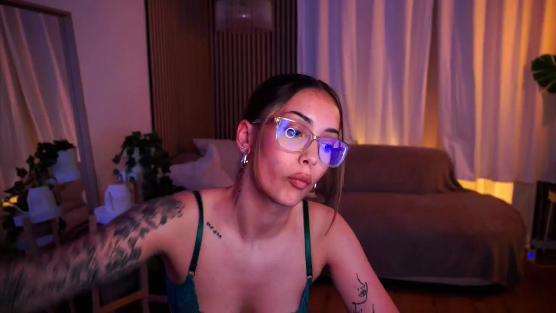 Gallery image thumbnail from Naomii18's myfreecams stream on, 05/27/2025, 20:36 image 13 of 20