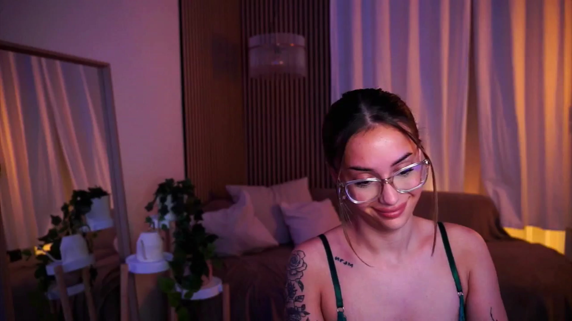 Gallery image thumbnail from Naomii18's myfreecams stream on, 05/27/2025, 20:36 image 19 of 20