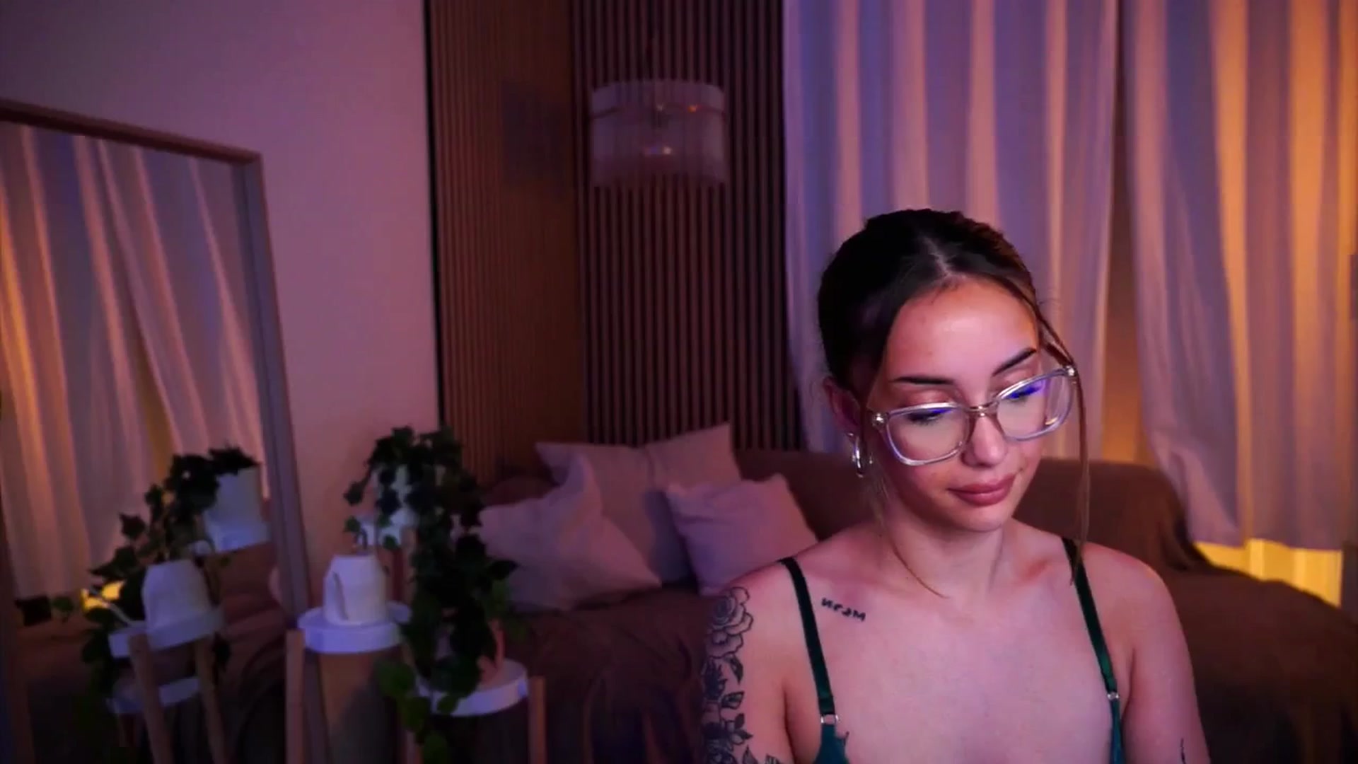 Gallery image thumbnail from Naomii18's myfreecams stream on, 05/27/2025, 20:36 image 20 of 20
