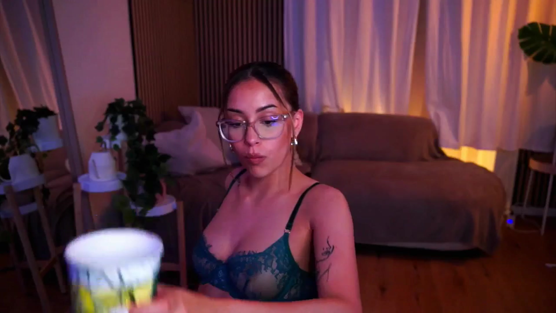 Gallery image thumbnail from Naomii18's myfreecams stream on, 05/27/2025, 20:36 image 15 of 20