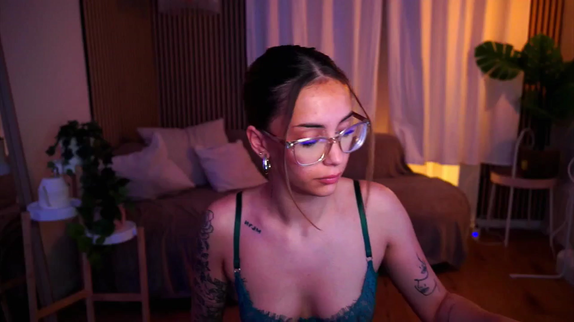 Gallery image thumbnail from Naomii18's myfreecams stream on, 05/27/2025, 22:00 image 7 of 20
